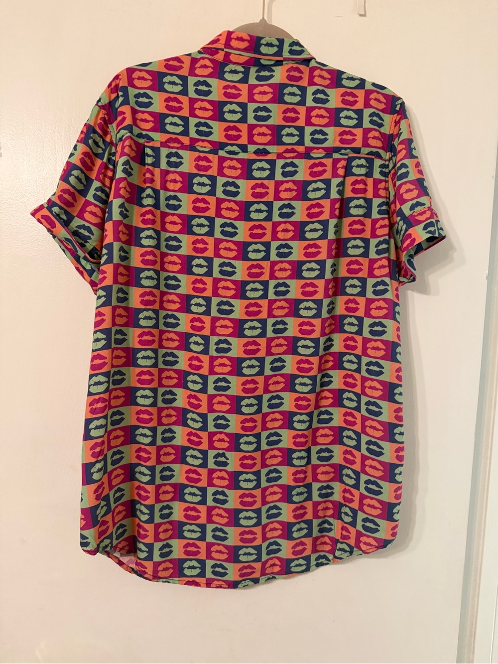 Wildfang Short-Sleeve Lips Button-Up Shirt Sz L - Picture 2 of 11